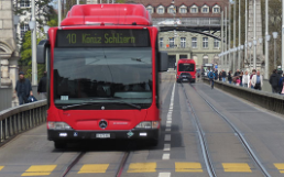 Un autobus sul ponte del Kornhaus a Berna.